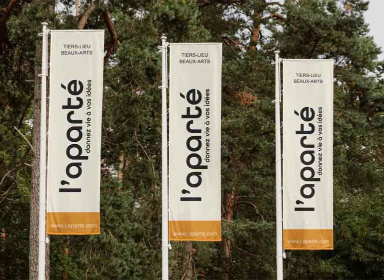 Drapeau publicitaire pour l'aparté