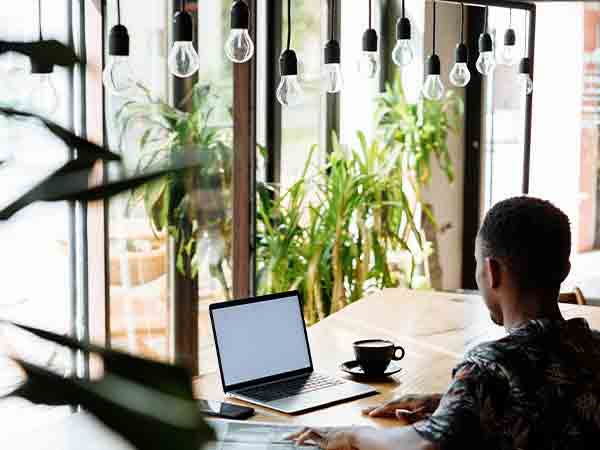 Homme en train de travailler dans un endroit vert