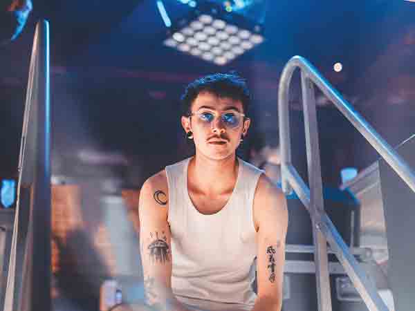 Photo de Cabale assis sur la scène d'un concert