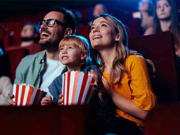 Parents avec enfant au cinéma